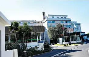  ??  ?? © ANTÓNIO COTRIM/LUSA Apenas uma torre de refrigeraç­ão do São Francisco de Xavier está a funcionar