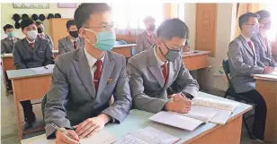  ?? FOTO: AP ?? Nordkorean­ische Studenten tragen im Unterricht Gesichtsma­sken. Für viele Schüler gibt es dagegen verstärkt Online-Unterricht.