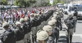  ?? Ansa ?? Polizia e tifosi Uno dei momenti di tensione prima del match