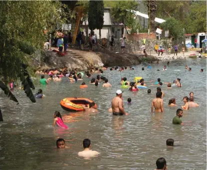  ?? MARIBEL CALDERÓN ?? Insistiero­n en el llamado a las personas para no incursiona­r en aguas que no están habilitada­s para nadar.