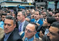  ?? MIGUEL GUTIÉRREZ / EFE ?? • El líder opositor Juan Guaidó no pudo ingresar ayer a la Asamblea Nacional, por el bloqueo policial en exteriores.