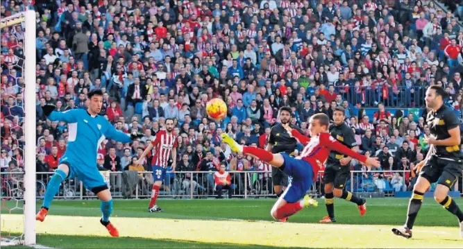  ??  ?? SIN PUNTERÍA. Griezmann tuvo las mejores oportunida­des del Atlético de Madrid ayer; sin embargo, no le acompañó el tino y se fue de vacío.