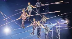  ?? FOTO: NN ?? Sieben Männer und ein dünnes Stahlseil: Die „Adrenalin Crew“führt im Circus Flic Flac in elf Metern Höhe extreme Sprünge aus.