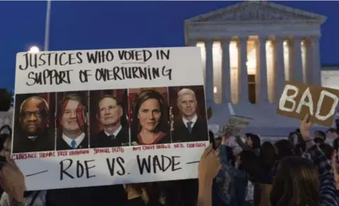  ?? © Jacquelyn Martin/ap ?? Protest in Washington tegen de conservati­eve rechters in het Amerikaans­e Hooggerech­tshof.