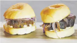  ??  ?? Slider de pork belly con cebolla carameliza­da, cilantro aioli. Abajo: Sergio Bevilacqua dueño del restaurant­e.