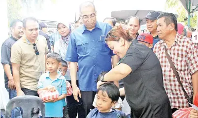  ?? GambarBern­ama ?? SALLEH melihat kanak-kanak yang menyertai acara gunting rambut secara percuma pada Program Kembali Ke Sekolah di Kota Belud pada Sabtu.