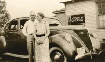  ?? SYLVIA HEININGER/FAMILY PHOTO ?? American Gothic, Lincoln-Zephyr edition, with a serving of Coca-Cola. Alfred and Erna Heininger, circa 1936.