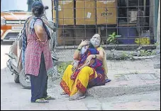  ?? PRAFUL GANGURDE/HT ?? An elderly woman is being consoled after she lost a relative to Covid at Thane Civil Hospital, Thane, on Friday.