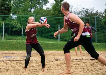  ?? FOTO: SASCHA FROMM ?? Gut aufgelegt: Die für den 1. VSV Jena spielende Antonia Greskamp und Robert Werner gewannen die sonntäglic­he Mixed-Konkurrenz.