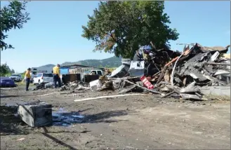  ?? ANDREA PEACOCK/The Okanagan Weekend ?? Fire investigat­ors survey the scene where a West Kelowna home exploded Wednesday night, killing a man.