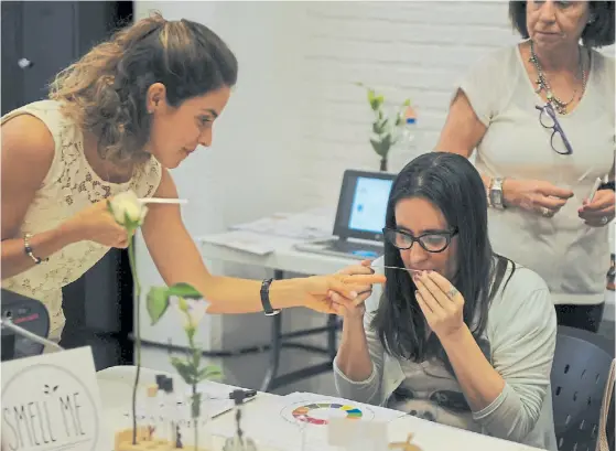  ?? FOTOS JORGE SÁNCHEZ ?? Conexión directa con los recuerdos. Eso es el olfato, por eso guarda mucha informació­n sobre nosotros.