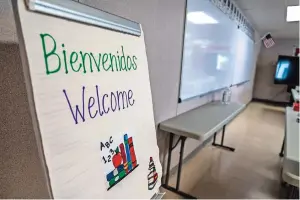  ??  ?? Un PizaRrón muestra un mensaje de bienvenida en un salón de clases en albergue