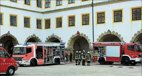  ??  ?? Wenige Minuten nach dem Brandalarm rückten die ersten Einsatzfah­rzeuge auf dem Schlosshof an. Fotos: Matthias Wenzel ()