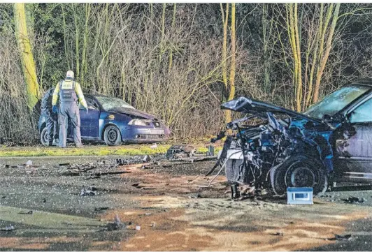  ?? RP-ARCHIVFOTO: AST ?? Am Unfallaben­d vor einem Jahr bot sich auf der Xantener Straße bei Solvay ein Bild der Verwüstung. Die beiden Autos waren komplett zerstört, ein Oberhausen­er starb.