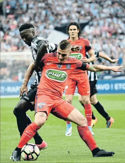  ?? JEAN-FRANCOIS MONIER / AFP ?? Marco Verratti disputa un balón al jugador del Angers Nicolas Pepe, en la final de la Copa de Francia