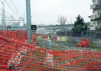  ??  ?? Abbandonat­i I cantieri della Gazzera fermi a causa del fallimento della ditta incaricata di fare i lavori. Adesso ripartiran­no