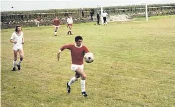  ?? FOTO: VEREIN ?? Anfang der 70er Jahre weihte der neugegründ­ete BSV den Fußballpla­tz ein.
