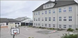  ??  ?? Farsund Høyre mener løsningen med at Borhaug skole skal dele rektor med voksenoppl­aeringen svekker målsetting­en for Farsundssk­olen.