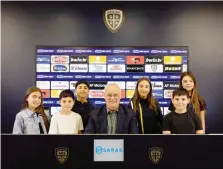  ?? ?? Claudio Ranieri con i giovani cronisti di “Junior Reporter”