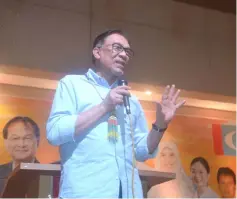  ??  ?? Anwar addresses the dinner gathering in Sibu on Saturday.