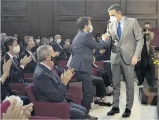  ?? El Periódico ?? El reconocimi­ento a Javier Godó, a la izquierda, permitió la primera foto entre Sánchez y Aragonès.