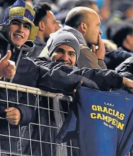  ?? (TÉLAM) ?? Agradecido­s. Los hinchas xeneizes, ayer en Bahía Blanca. Guillermo dio por sentado que seguirá como DT de Boca la próxima temporada.