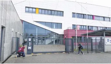  ?? ?? Seul le petit portail situé à l’entrée du Collège Marie Curie est ouvert afin de permettre aux élèves de quitter l’établissem­ent.