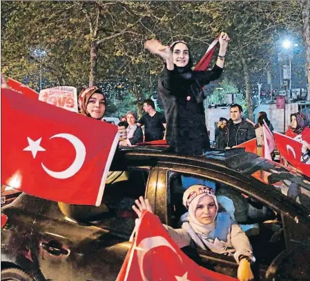  ??  ?? Manifestac­ions de joia al centre d’Istanbul poc després que se sabés que havia guanyat el sí