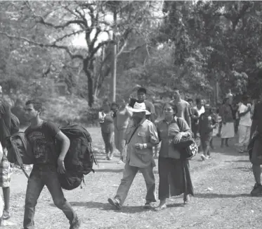  ??  ?? CARAVANA. Los migrantes siguen avanzando hacia EEUU.