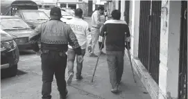  ??  ?? ARCHIVO. Momento en que el ciudadano fue trasladado por el personal policial para las pericias. Él no fue detenido.