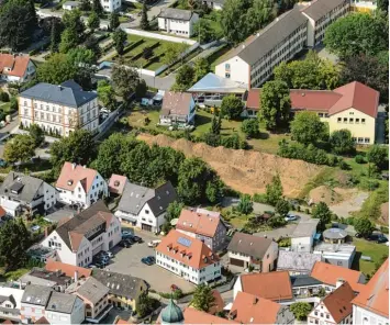  ?? Foto: Ulrich Wagner ?? In Burgau tut sich einiges. Wenn das ehemalige Zimmermann Areal (Mitte) bebaut ist, wird sich das Gesicht der Stadt stark wandeln. Und mit 10 000 Einwohnern wird sich auch einiges verändern.