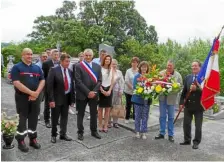  ??  ?? Christian Croux et Gilbert Hébrard lors du dépôt de gerbe au monument aux morts de la commune.