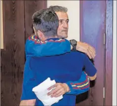  ?? ?? Luis Enrique se abraza con Gayà.