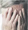  ?? FOTO: IMAGO (ARCHIV) ?? Ein Delir kann alte Menschen quälen, ebenso ist es eine schmerzlic­he Erfahrung für Angehörige.
