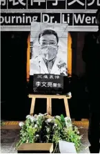  ?? BILD: SN/APA/AFP/ANTHONY WALLACE ?? Trauer um den chinesisch­en Arzt Li Wenliang.