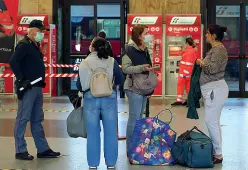  ?? In stazione ?? Controllo in stazione sui passeggeri durante la Fase 2