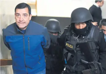  ?? Afp ?? DETENIDO. El exministro de Defensa, Williams Mansilla, conducido a los tribunales.