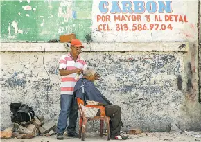  ?? ARCHIVO ?? Un trabajador informal realiza su actividad económica en el centro de Barranquil­la.