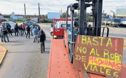  ?? (RAIMUNDO VIÑUELAS / ARCHIVO) ?? Manifestac­iones. Por la ola de robo de máquinas viales, decenas de damnificad­os llevaron adelante numerosas protestas callejeras. Tanto reclamo llevó a que la Policía y la Justicia actuaran.