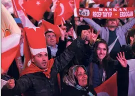  ?? (Photo AFP) ?? Les supporters du parti islamo-conservate­ur (AKP) au pouvoir ont célébré la victoire du « oui » au renforceme­nt des pouvoirs du président Erdogan hier à Ankara.