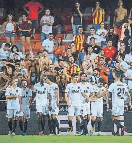  ?? FOTO: EFE ?? Los jugadores del Valencia celebran uno de los goles ante el Bayer Leverkusen