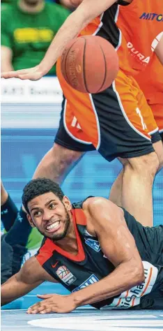  ?? Foto: Eibner/Hartmut Boesener ?? Ein Bild mit Symbolchar­akter: Der Ulmer Ryan Thompson ist zu Boden gegangen, der Gegner hat sich einmal mehr den Ball erkämpft.