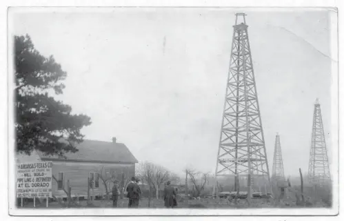  ?? ADG file photo ?? above
A 1922 postcard shows Well #1 of the Arkansas-Texas oil company, which was promising on the sign to build a pipeline and refinery. By the time the photo was taken, some 22 trains a day were arriving and departing El Dorado.