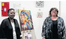  ??  ?? Deux artistes peintres présentent leurs créations à l’Îlot des arts.