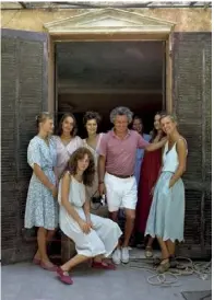  ??  ?? Ci-contre, David Hamilton chez lui, en 2004.
Ci-dessous à droite, le photograph­e et ses actrices sur le tournage de « Tendres Cousines », en 1980.