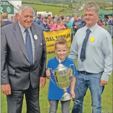  ?? 25_c32kasshow­10_champion_of_champions_trophy ?? Champion of champions presentati­on from left: Donnie McKerral, Fraser Lines, 10, and KAS president John McLachlan.