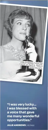  ??  ?? Julie Andrews holds her Oscar on April
6, 1965 in Santa Monica.