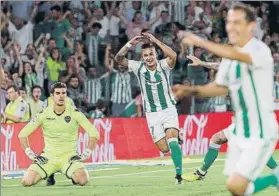  ?? FOTO: EFE ?? Sergio León celebra ante el guardameta Raúl Fernández su gol, el tercero de la noche