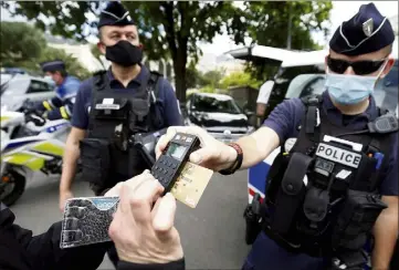  ?? (Photo Jean-François Ottonello) ?? Grâce à ce terminal bancaire, vous pouvez payer votre amende sur-le-champ.