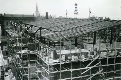  ?? ?? Rejsegilde på Aarhus-Hallen den 1. oktober 1937. Det var dengang, da domkirken ragede over alt andet byggeri i Aarhus. Foto: Aage Fredslund Andersen/Den Gamle By